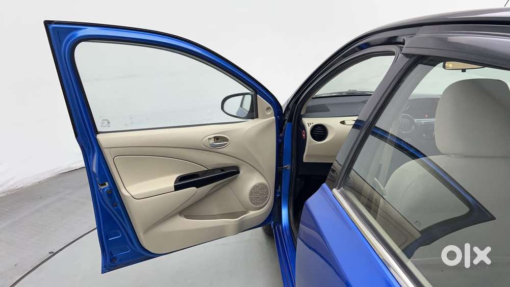 Toyota Etios Liva V Dual Tone, 2017, Petrol
