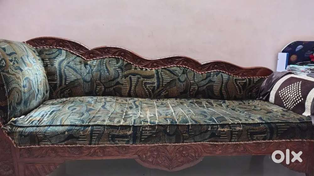 Diwan with price only 2000