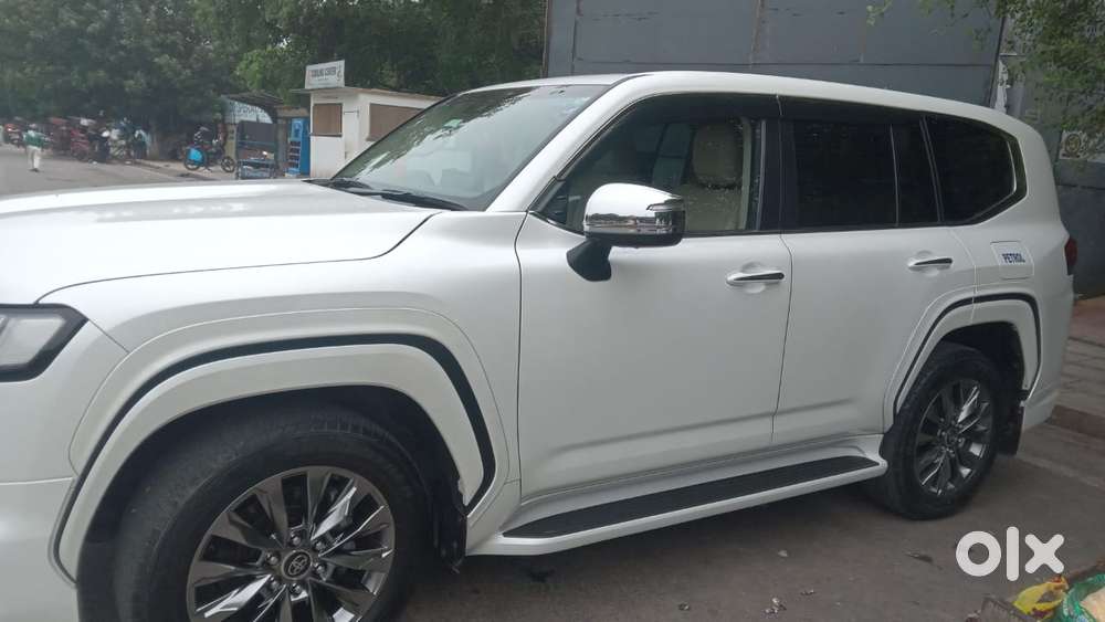 Toyota Land Cruiser Zx Petrol, 2025