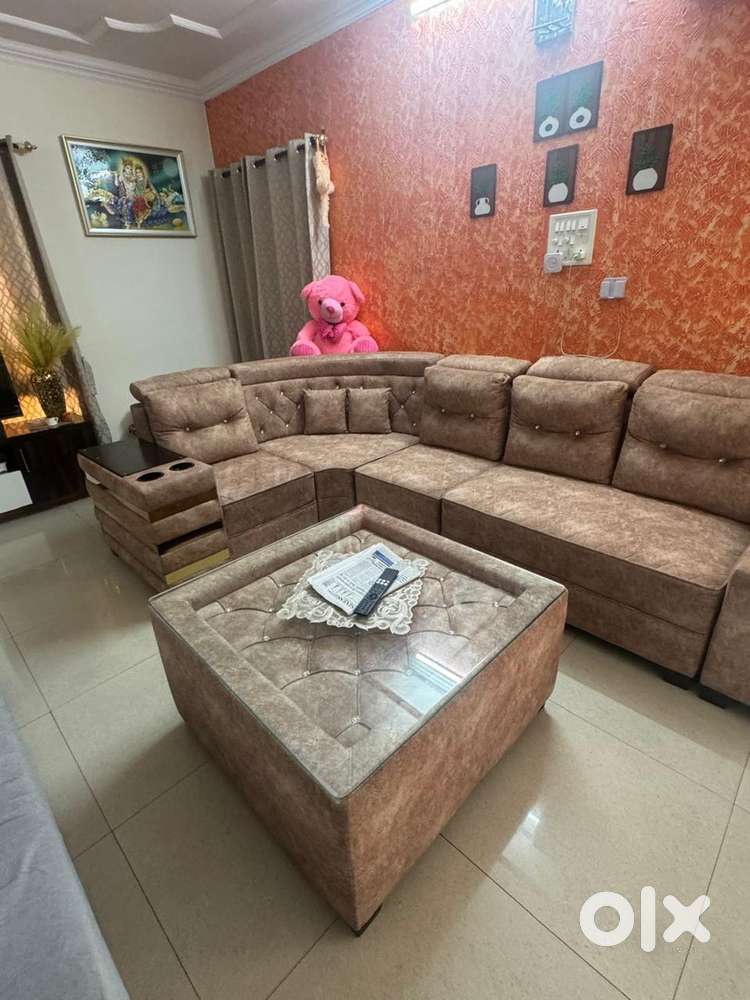 I&rsquo;m looking to sell my sofa set along with center table due to shift