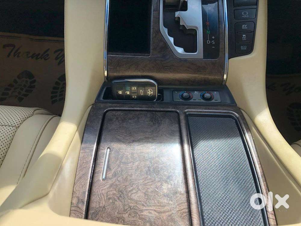 Toyota Vellfire 2.5 Executive Lounge, 2023, Cng & Hybrids