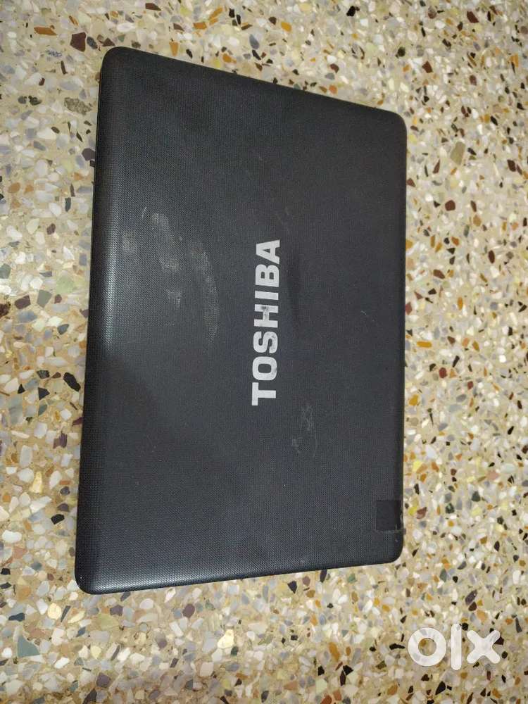 Selling Toshiba i3 laptop, 2 gb ram, Hinz broken.