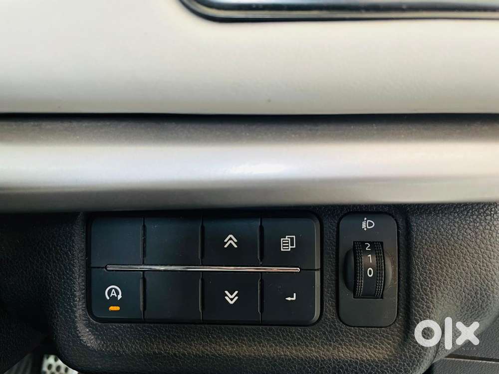 Mahindra Xuv700 2.0 Ax 5 Petrol Mt 7 Str, 2022, Petrol