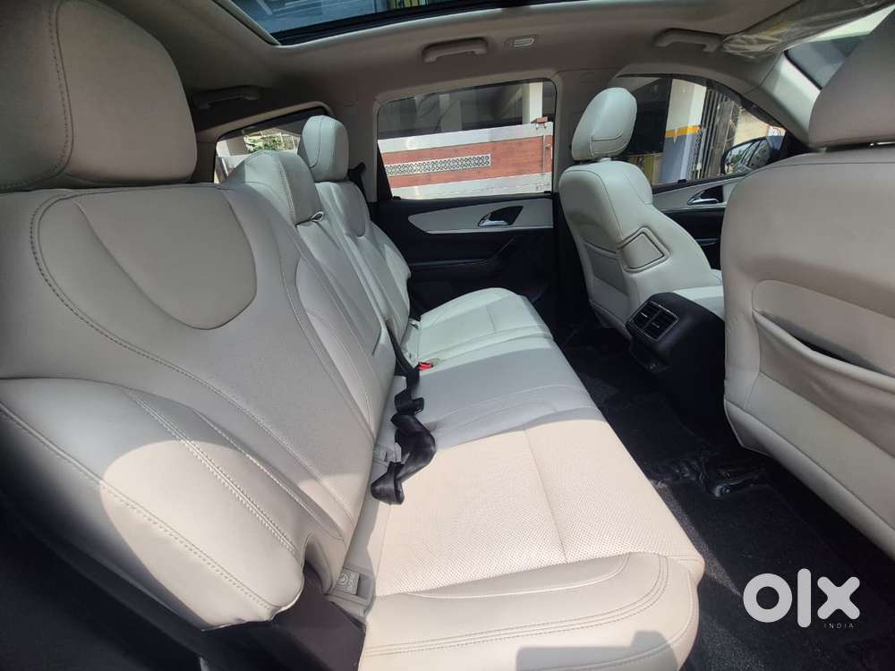 Mahindra Xuv700 2.0 Ax 7 Petrol Mt Str, 2024, Petrol