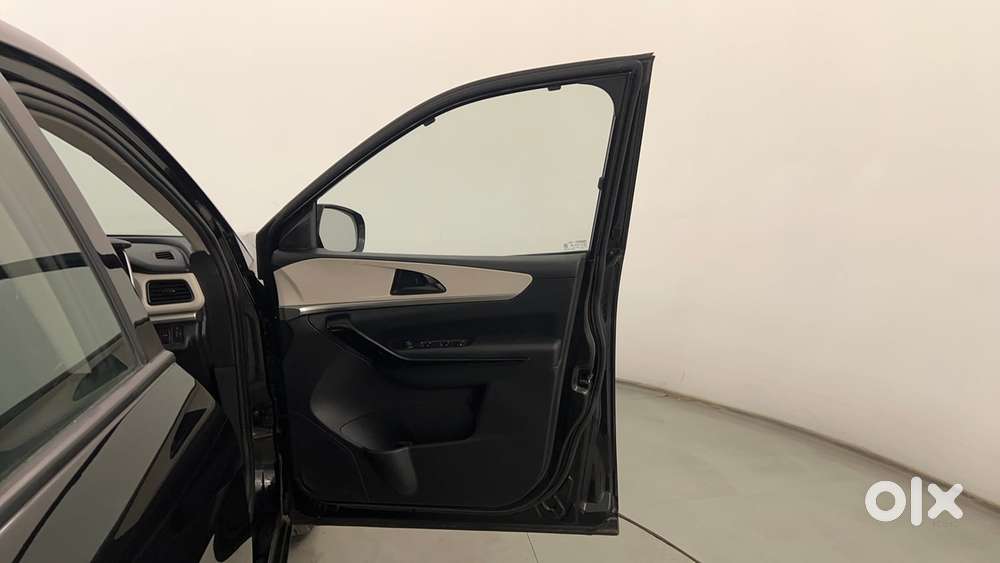 Mahindra Xuv700 2.0 Ax 5 Petrol Mt 7 Str, 2025, Petrol