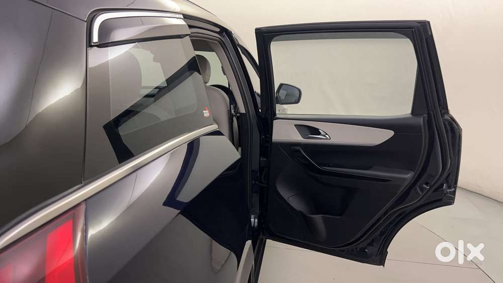 Mahindra Xuv700 2.2 Ax 7 Diesel At Luxury Pack Str, 2023, Diesel