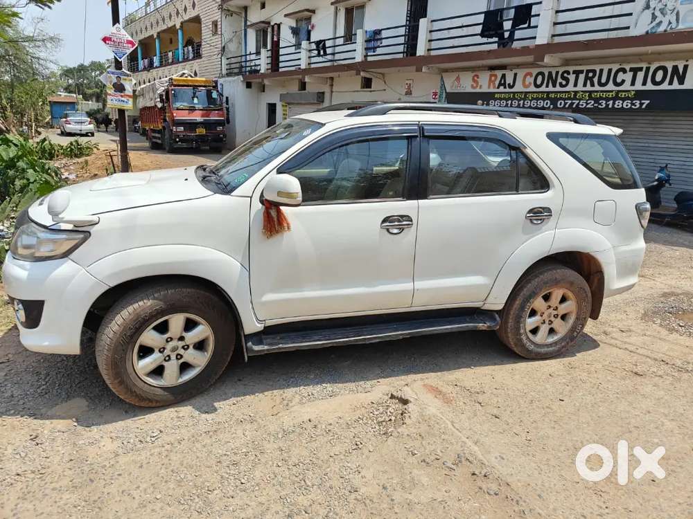 Toyota
*fortuner*
Model-{2010}
Price-{5,50,000}
Colour -{white}