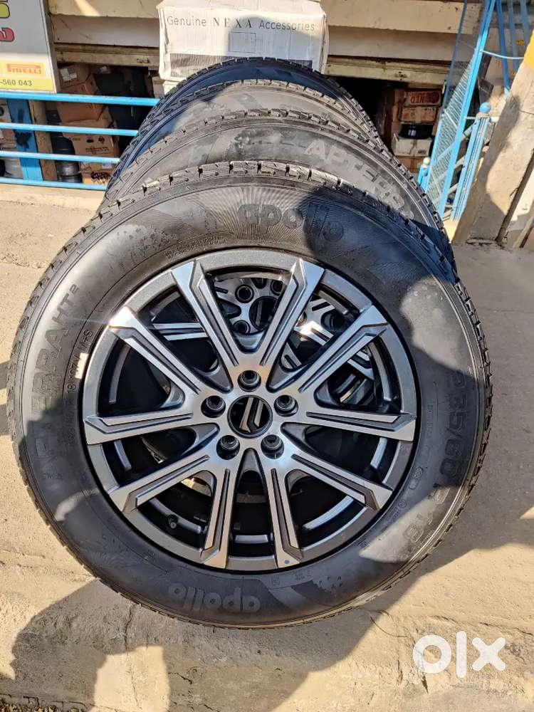 18/inch XUV 700 AX7 dual tone OEM alloys with tyres set of 4 Spare