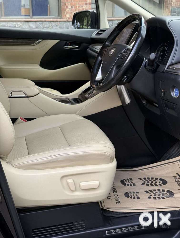 Toyota Vellfire 2.5 Executive Lounge, 2023, Petrol