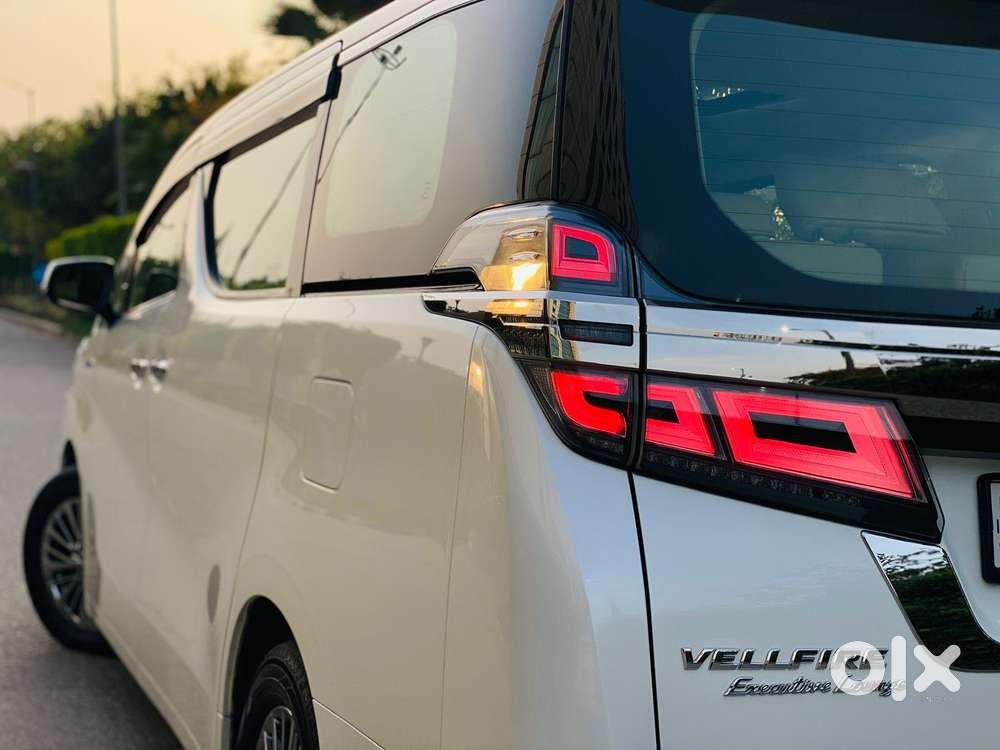 Toyota Vellfire 2.5 Executive Lounge, 2021, Cng & Hybrids
