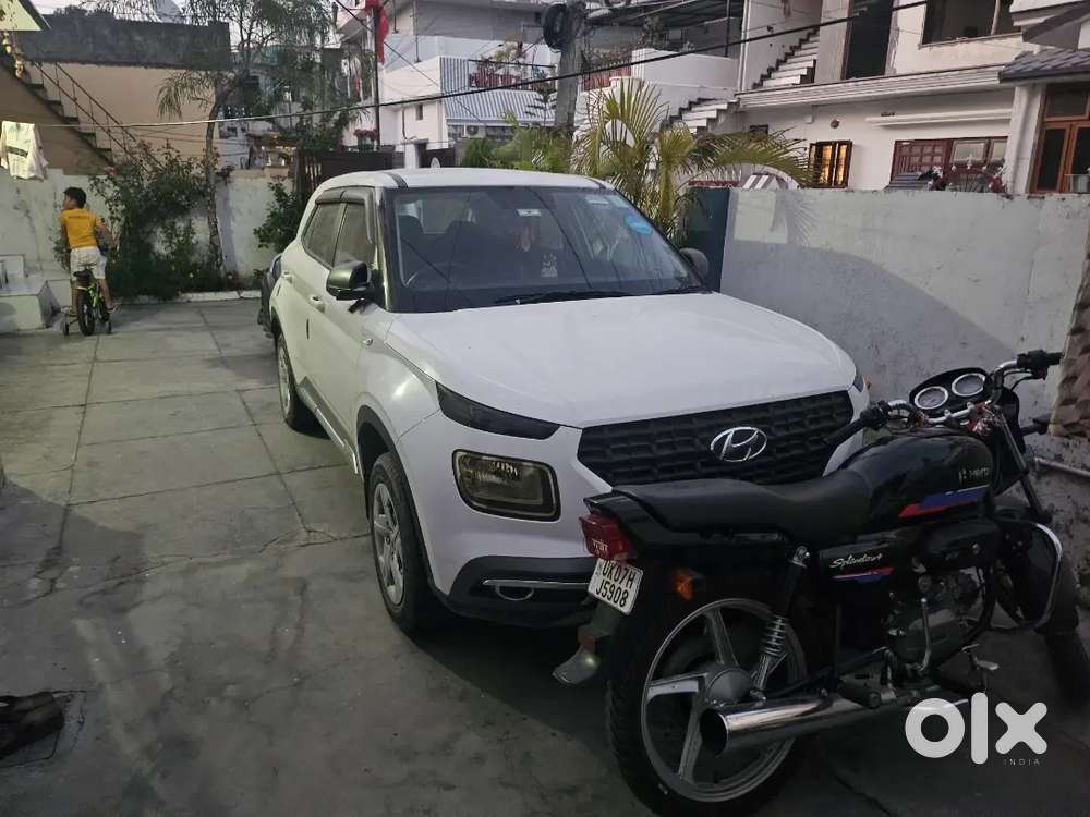 Hyundai Venue 2021 Petrol 27000 Km Driven