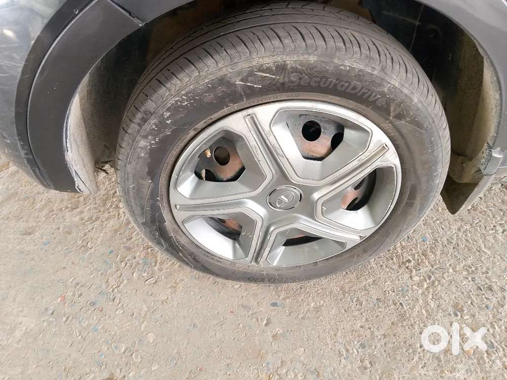 4 Tyre New Bilkul Sahi Hai Ok Sarvic Abhi Karvayi H And 2 Chimte New H