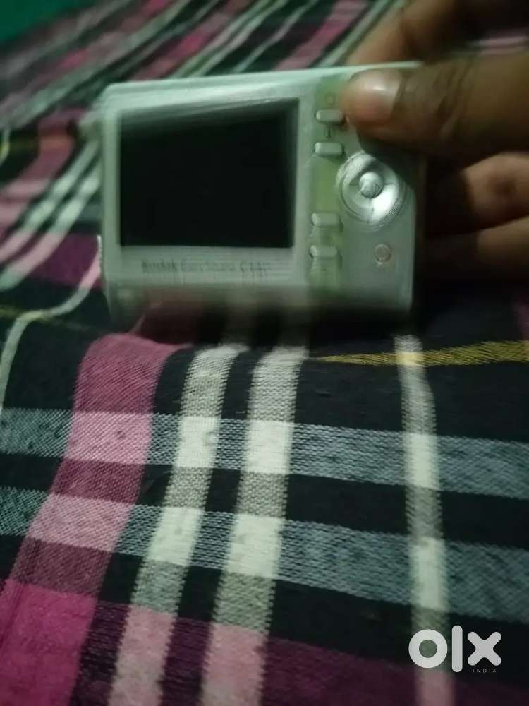 Kodak c140 bas charger nahi hai baki sab sahi hai