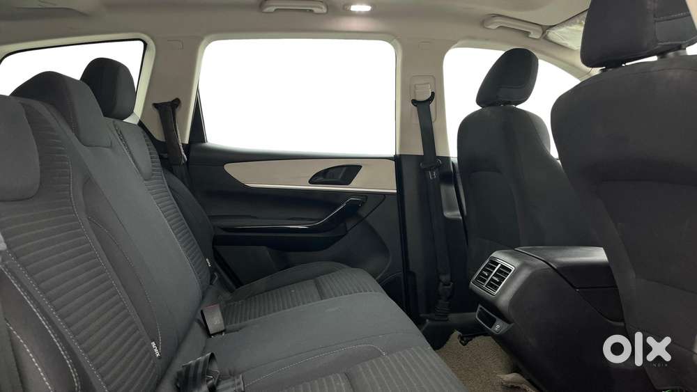 Mahindra Xuv700 2.2 Ax 5 Diesel At Str, 2022, Diesel