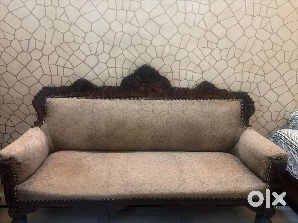 Wants to sell sheesham sofa set and centre table