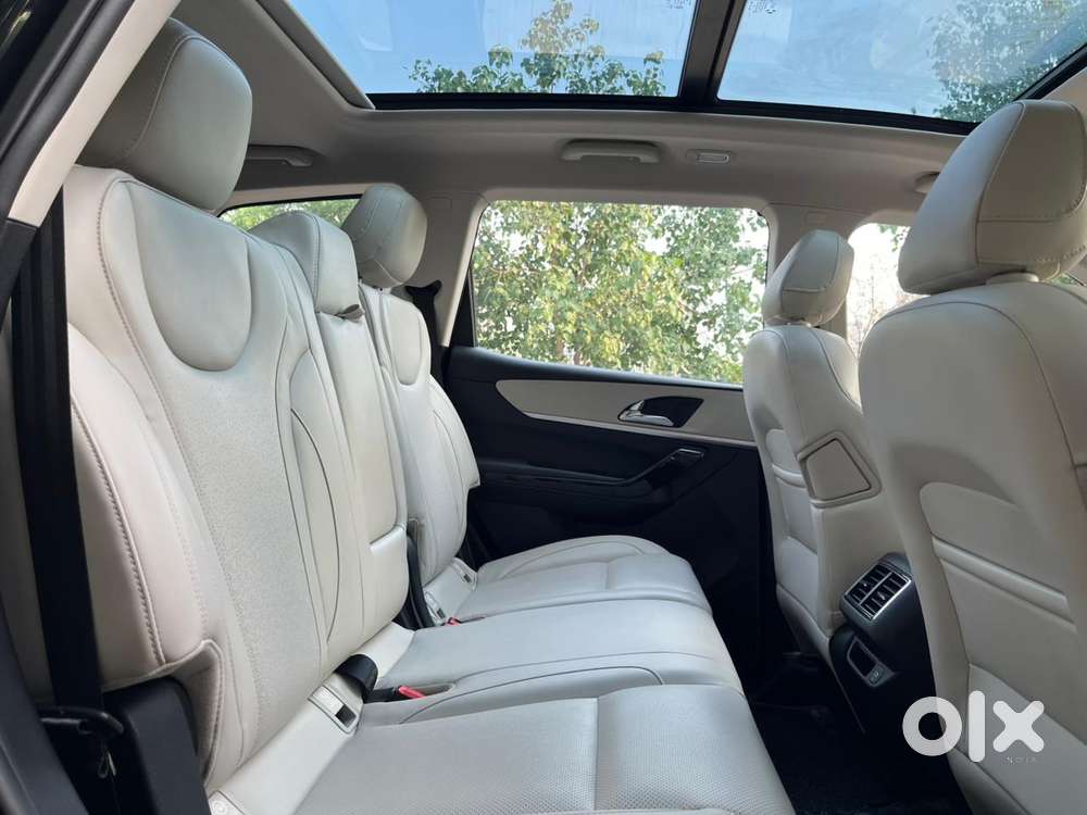 Mahindra Xuv700 2.0 Ax 7 Petrol Mt Str, 2022, Petrol