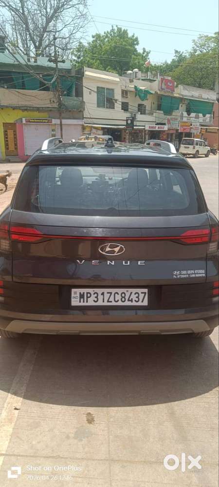 Hyundai Venue 2024 Petrol Well Maintained