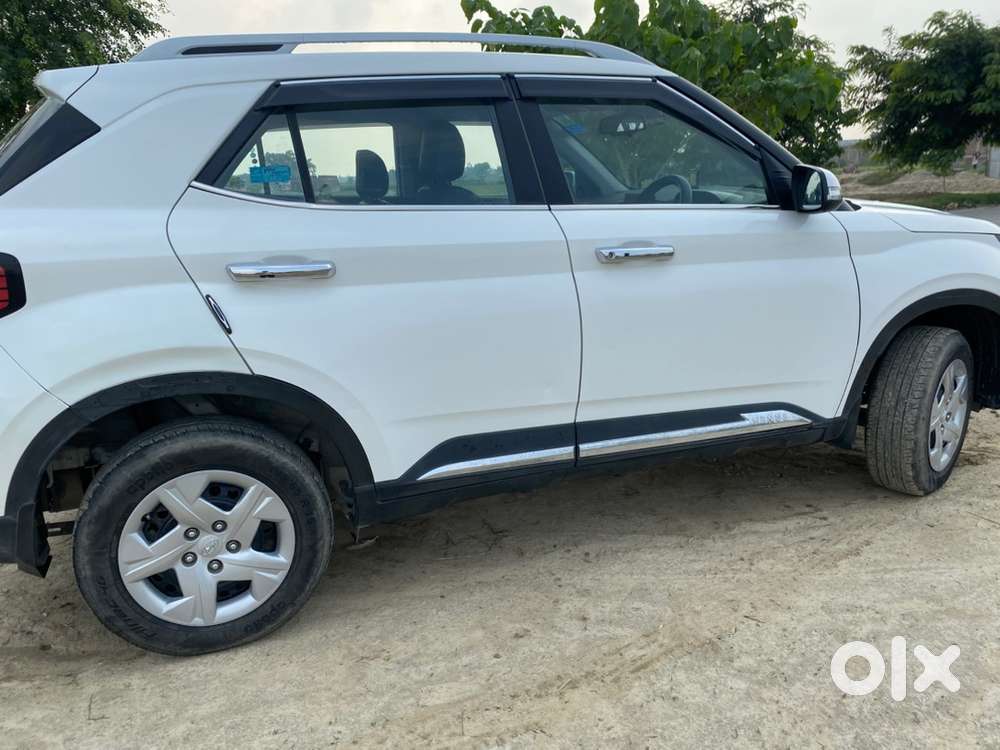 Hyundai Venue 2023 Petrol Well Maintained