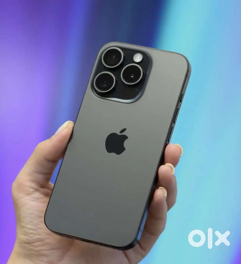 15 PRO IN BLACK TITANIUM WITH 256GB IN MINT CONDITION