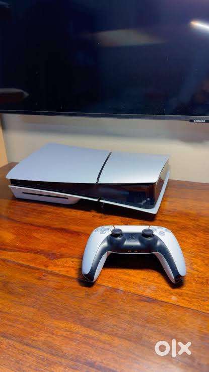 Ps5 slim disc edition with 2 controller 5 months old never played