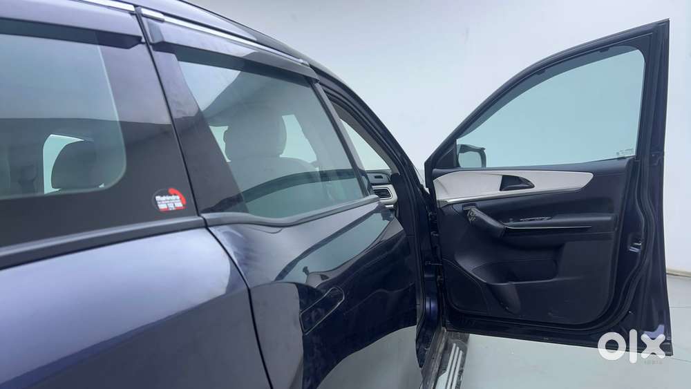 Mahindra Xuv700 2.0 Ax 5 Petrol Mt Str, 2022, Petrol