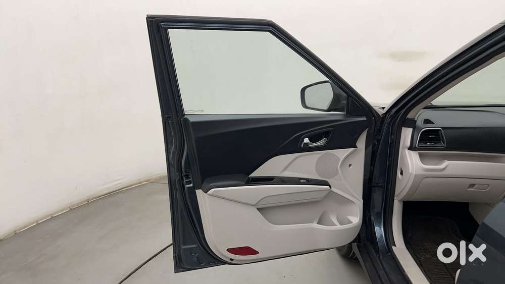 Mahindra Xuv300 1.2 W8 (o) Amt Petrol, 2022, Petrol