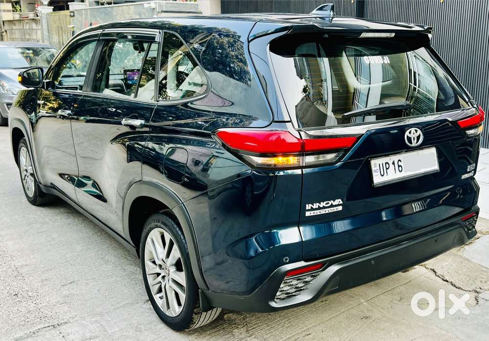 Toyota Innova Hycross