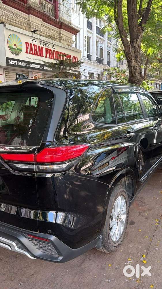 Toyota Innova Hycross 2025 Petrol Well Maintained