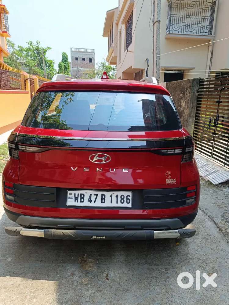 Hyundai Venue 2025 Petrol 2400 Km Driven