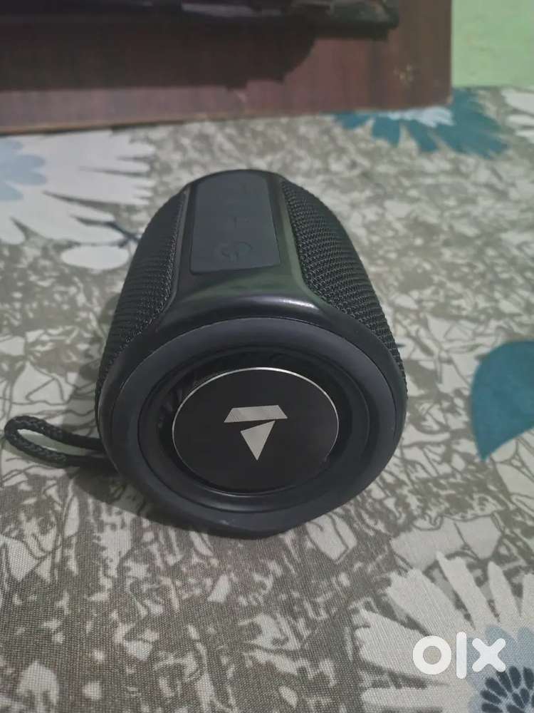 शीर्षक: boAt Stone 350 Bluetooth Speaker &ndash; अच्छी स्थिति में

कीमत 1100