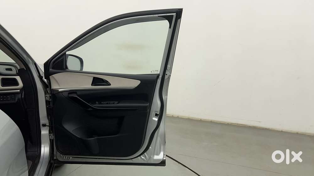 Mahindra Xuv700 2.2 Ax 5 Diesel At Str, 2022, Diesel