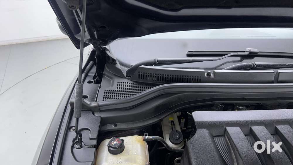 Mahindra Xuv700 2.0 Ax 5 Petrol At Str, 2023, Petrol