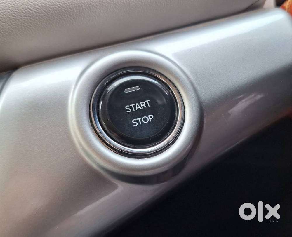 Mahindra Xuv700 2.0 Ax 7 Petrol Mt Str, 2022, Petrol