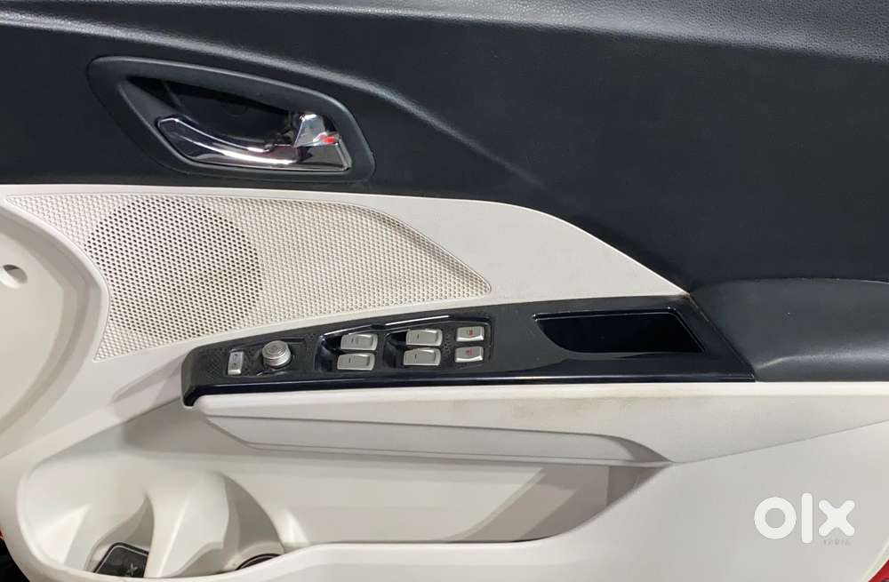 Mahindra Xuv300 W8, 2022, Petrol