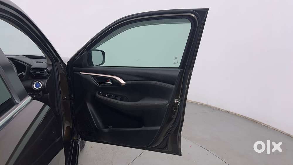Maruti Suzuki Grand Vitara 1.5 Alpha Plus Intelligent Hybrid Ecvt, 2..