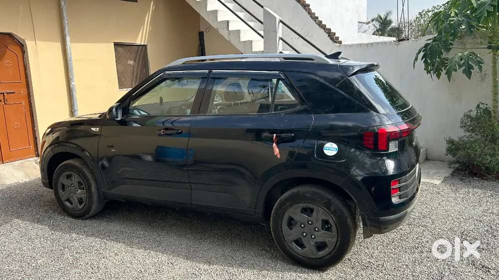 Hyundai Venue 2024 Petrol 27000 Km Driven