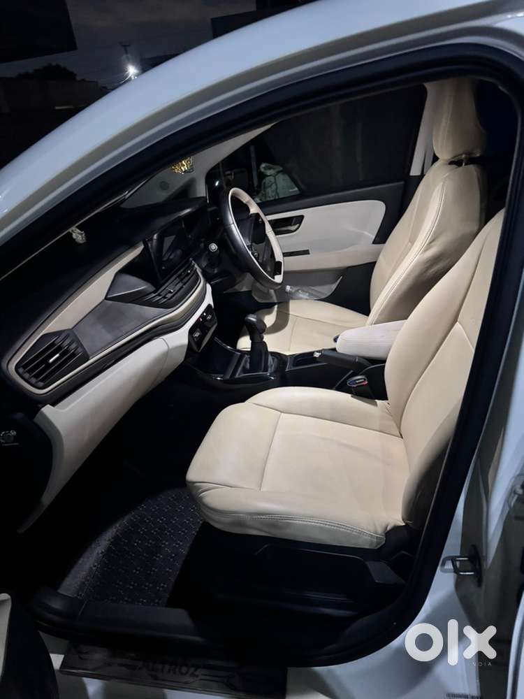 Tata Altroz Petrol 2025