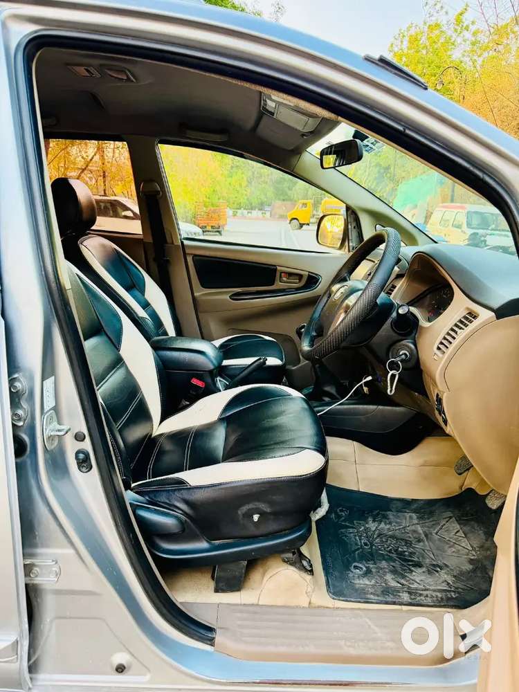 Brand: Toyota 
Model : Innova 2.5g 8seater

Fuel : Deisel :