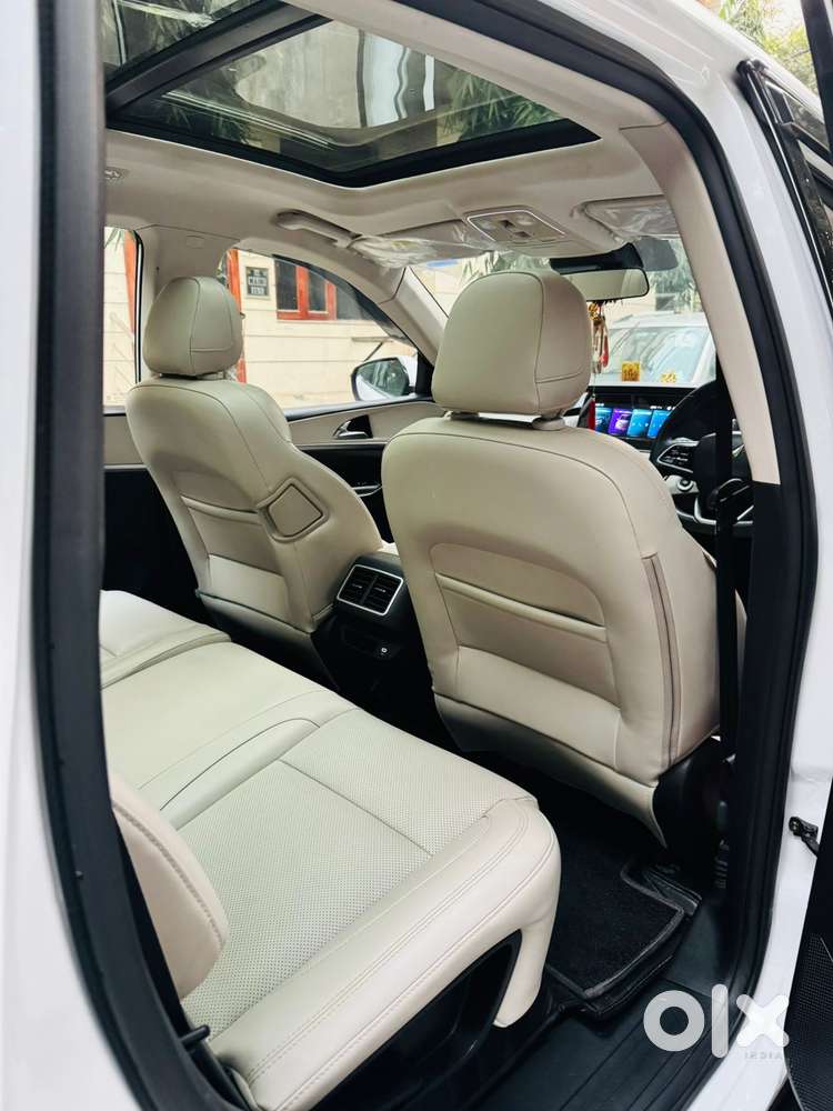 Mahindra Xuv700 2.0 Ax 7 Petrol Mt Str, 2023, Petrol