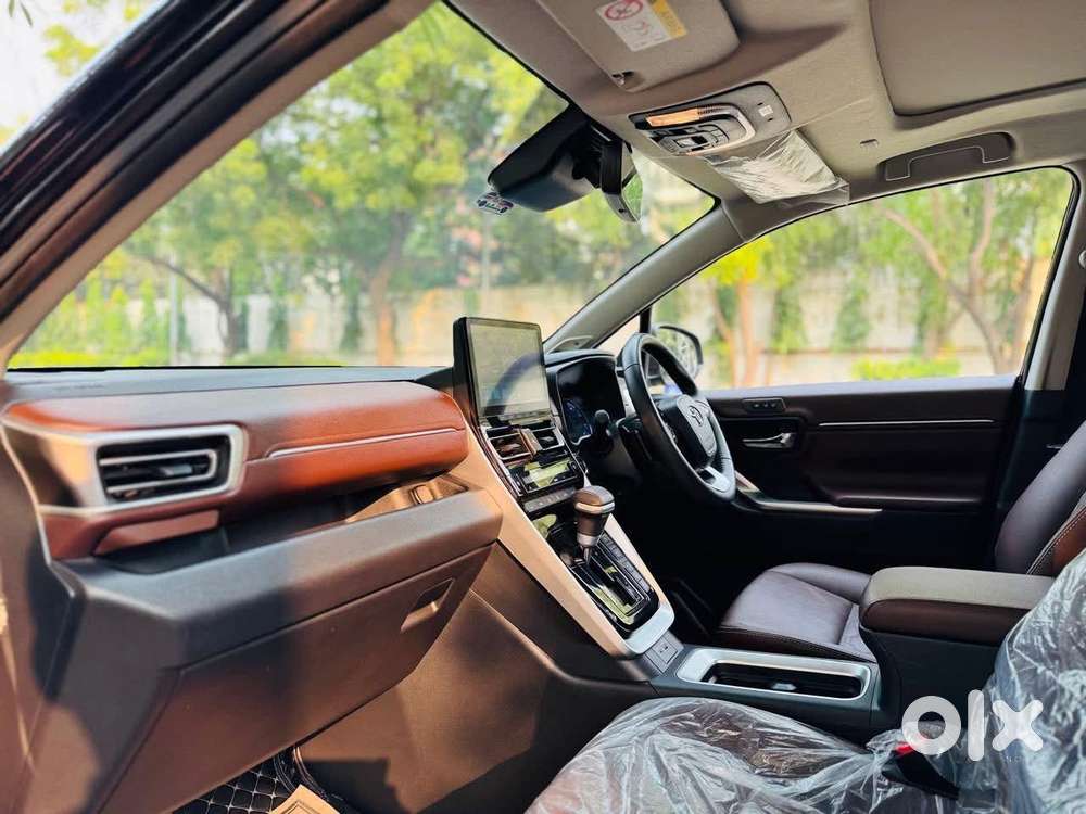 Toyota Innova Hycross 2.0 Zx (o) Hybrid 7 Str, 2025, Petrol