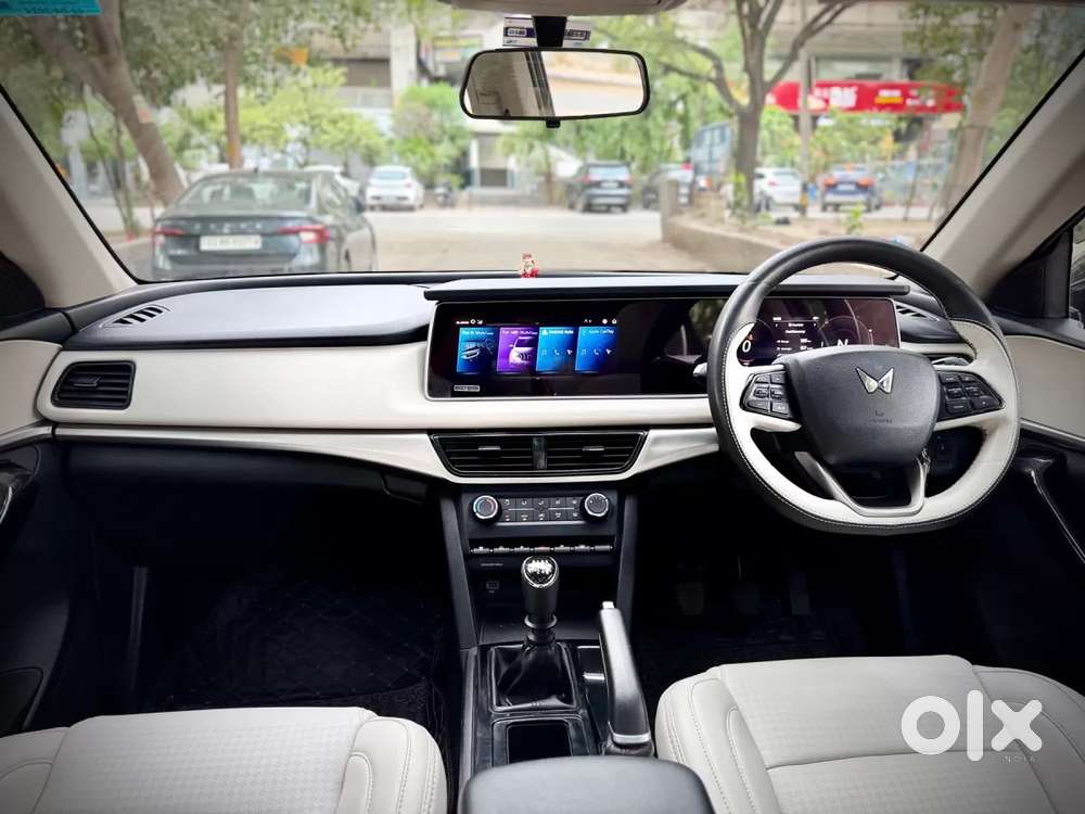 Mahindra Xuv700 2.0 Ax 5 Petrol Mt 7 Str, 2024, Petrol
