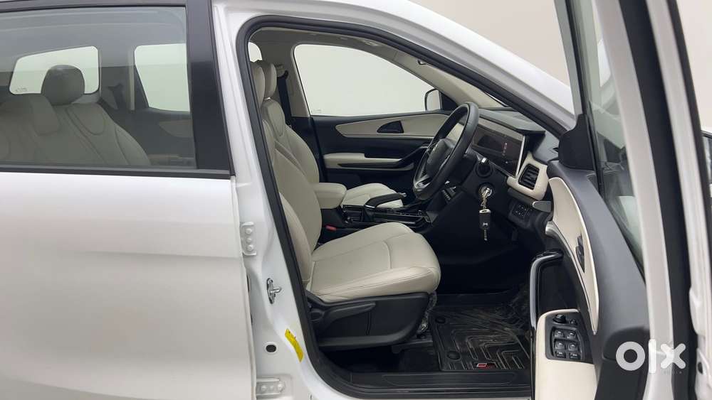 Mahindra Xuv700 2.0 Ax 5 Petrol At Str, 2022, Petrol