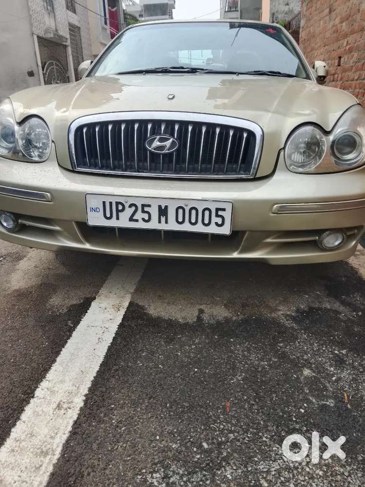 लक्जरी कार लोग  रुक रुक के मुड़ मुड़ 
के न देखे तो पैसे वापिस