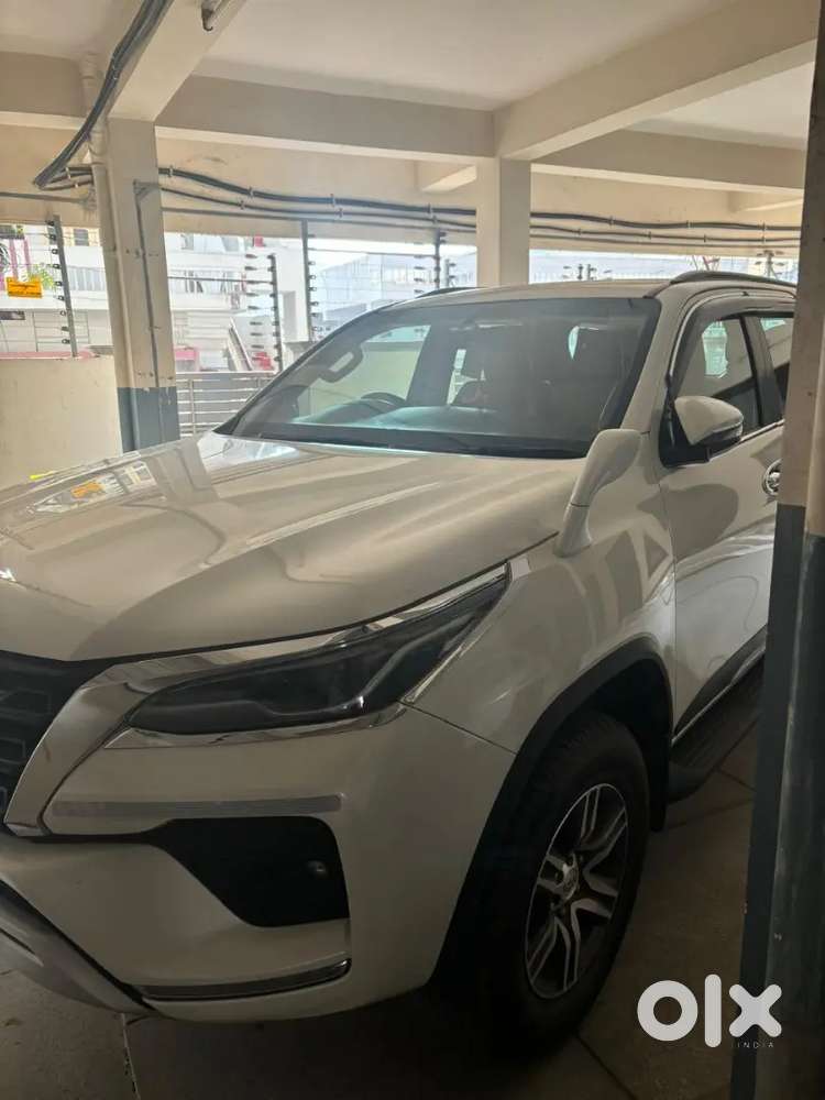 Toyota Fortuner Legender 2022 Showroom Track