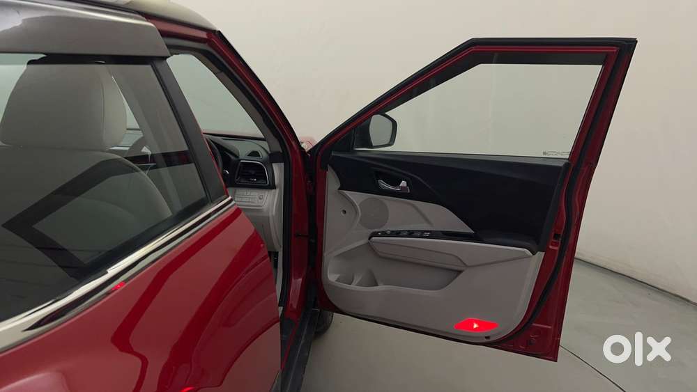 Mahindra Xuv300 W8 (o) 1.5 Diesel Amt Dual Tone, 2021, Diesel