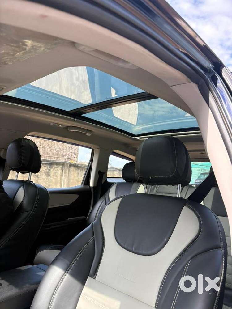 Mahindra Xuv700 2023 Petrol Well Maintained