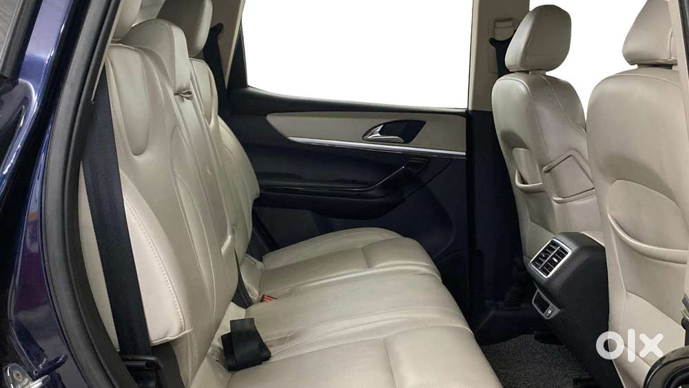 Mahindra Xuv700 2.0 Ax 7 Petrol Mt Str, 2021, Petrol