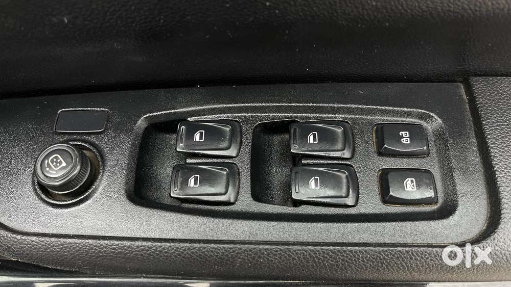 Mahindra Xuv700 2.0 Ax 5 Petrol Mt 7 Str, 2025, Petrol