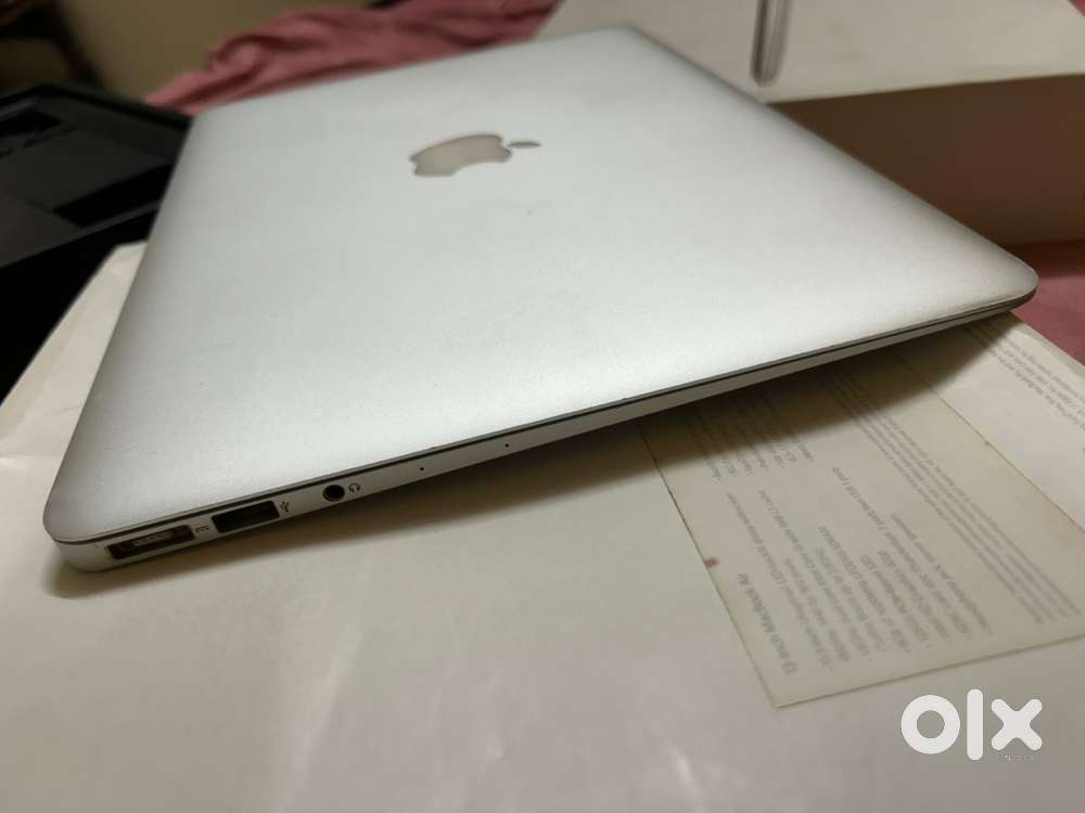 Macbook air 2017.  13.3 inch.   8/128 gb.     Everthing orignalbox