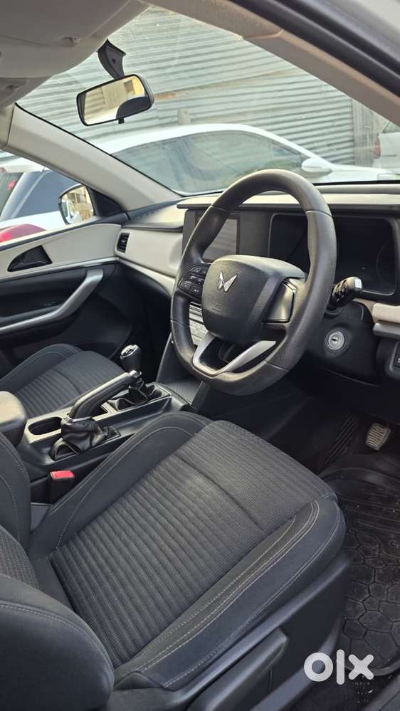Mahindra Xuv700 2.0 Mx Petrol Mt 5 Str, 2022, Petrol